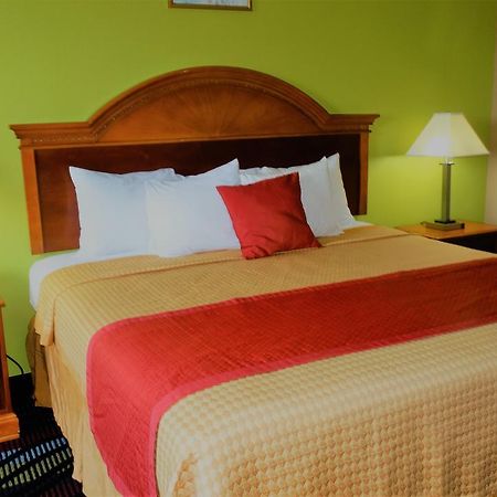 Oak Tree Inn & Suites Claxton Экстерьер фото