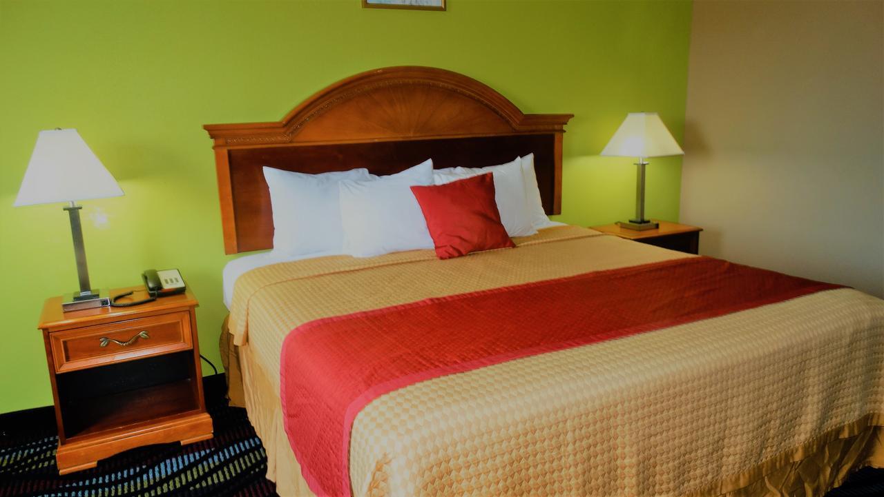 Oak Tree Inn & Suites Claxton Экстерьер фото