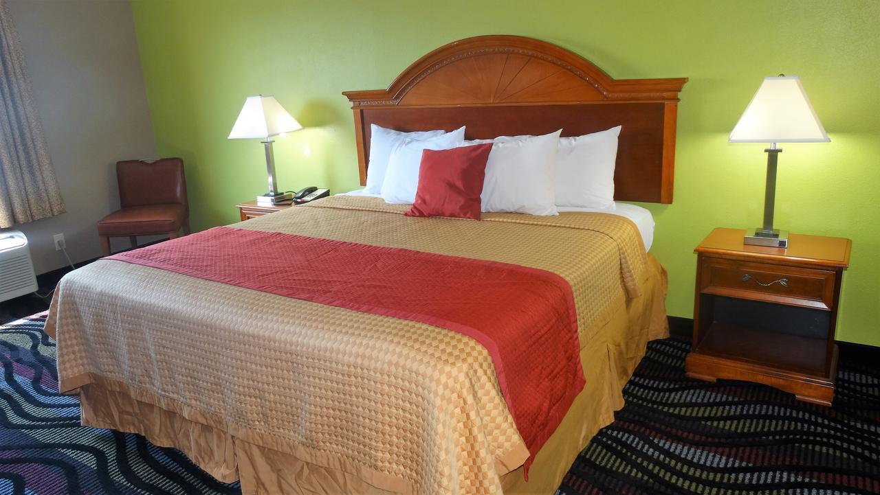 Oak Tree Inn & Suites Claxton Экстерьер фото