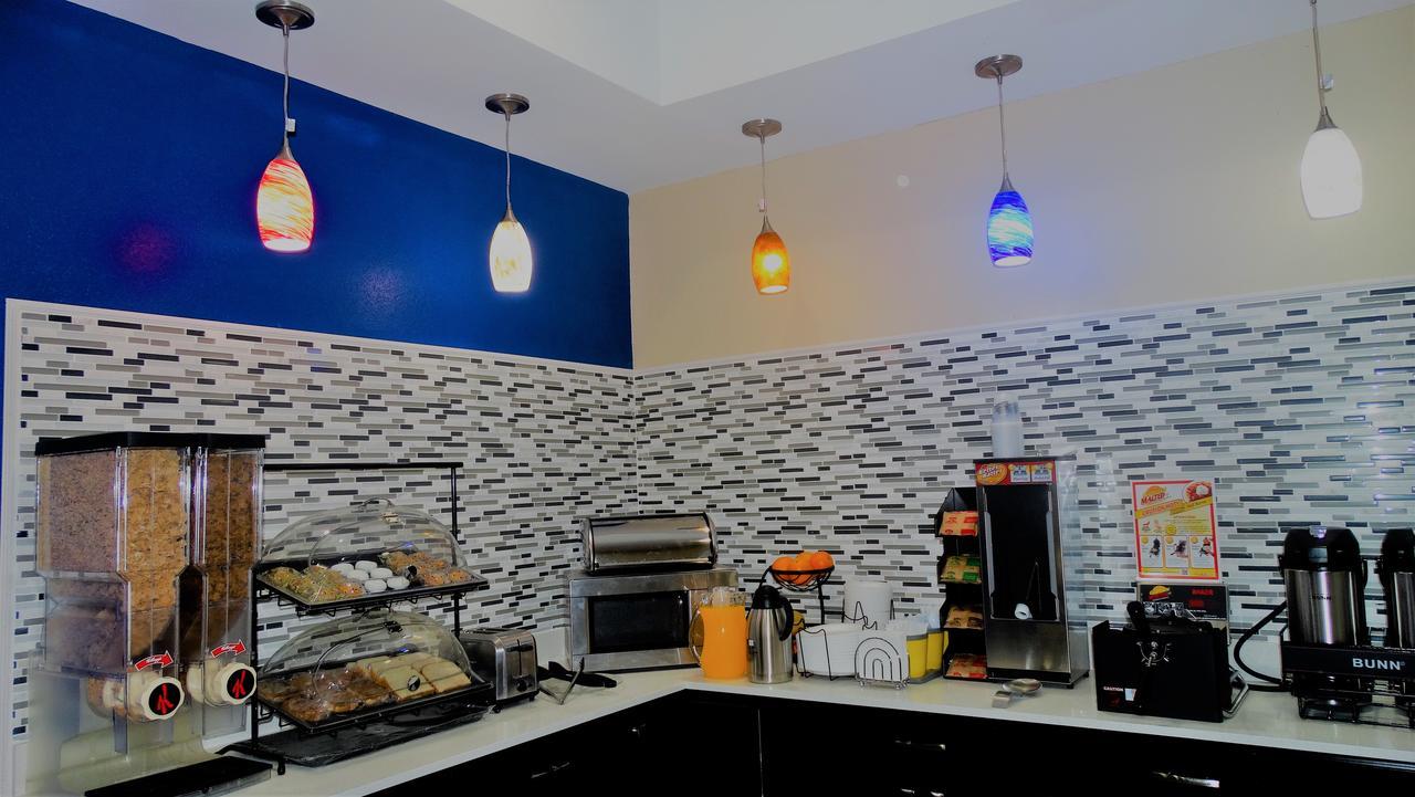 Oak Tree Inn & Suites Claxton Экстерьер фото