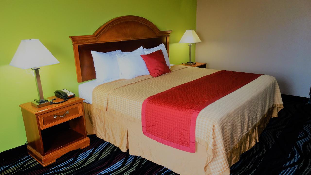 Oak Tree Inn & Suites Claxton Экстерьер фото