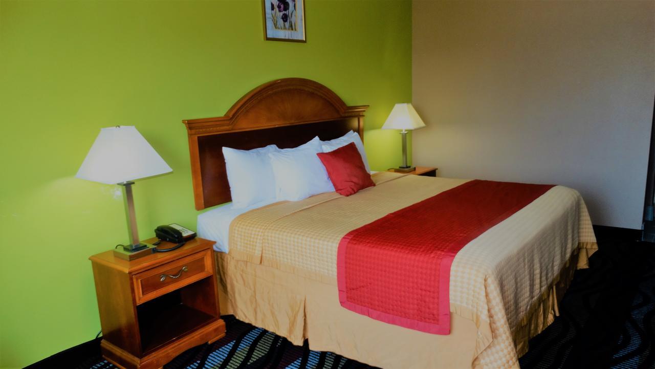 Oak Tree Inn & Suites Claxton Экстерьер фото