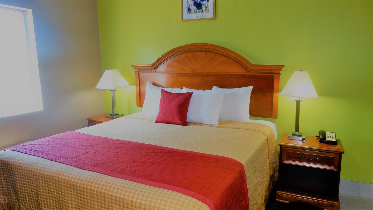 Oak Tree Inn & Suites Claxton Экстерьер фото