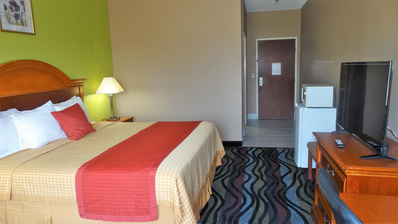 Oak Tree Inn & Suites Claxton Экстерьер фото