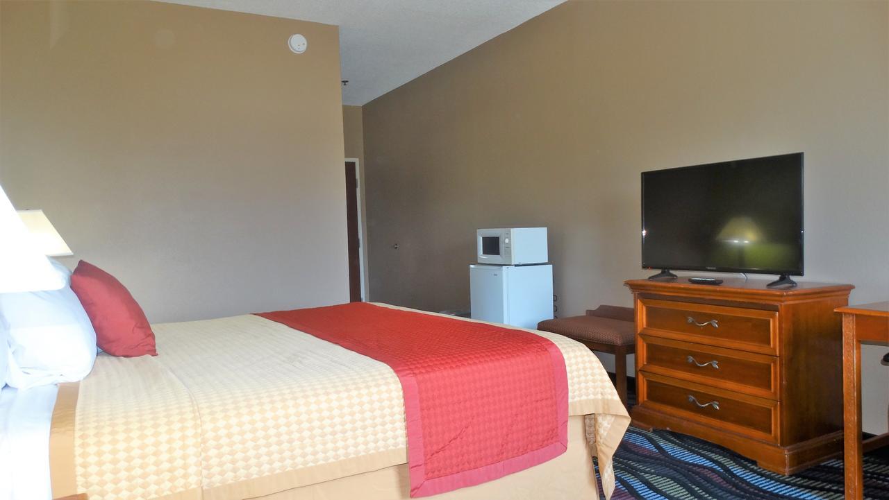 Oak Tree Inn & Suites Claxton Экстерьер фото